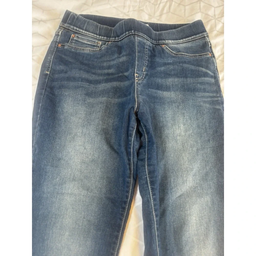 Signature by Levi Strauss tag shows